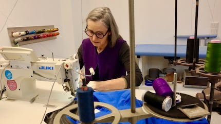 Barbara Heinze ontwerpt, naait en repareert duurzame outdoorkleding in haar eigen atelier.