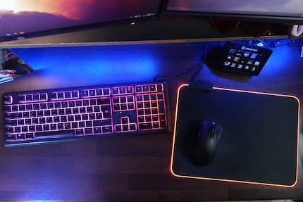 Dürfen gern leuchten: Tastatur und Mauspad.