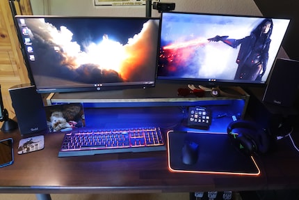 Mein Arbeitsplatz sieht bis auf die unterschiedlich hohen Monitore okay-ish aus.