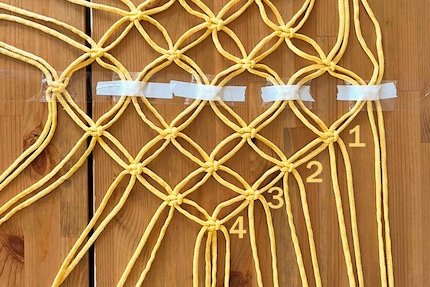 Make sure the order of the yarn is correct, so that all knots are the same. The first four rows can be knotted on a table.