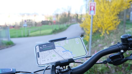 Het fietspad loopt rechtdoor, maar Apple wil me terugsturen naar de hoofdweg - via een steil pad.
