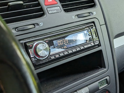 Retrogevoel met de wild knipperende JVC autoradio.