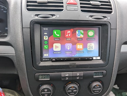 Zo ziet Apple Carplay eruit op het scherm met een iPhone aangesloten.