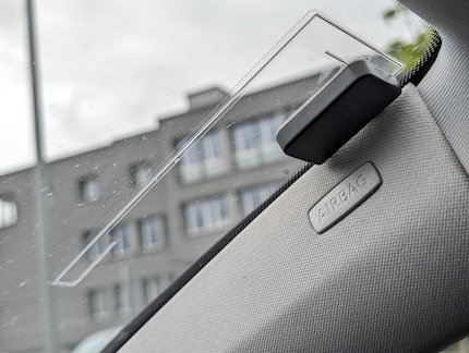 De DAB-antenne is in de voorruit gelijmd.