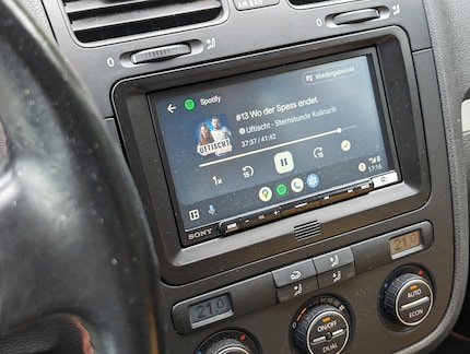 Mijn favoriete bezigheid onderweg: luisteren naar podcasts.