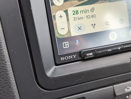 Enkele fysieke knoppen bevinden zich onder het touchscreen.