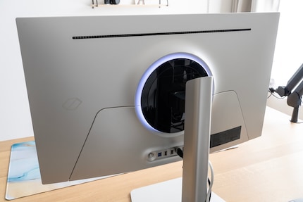 The monitor also looks simple from behind. The illuminated ring can be switched off.