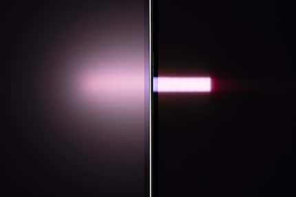 Reflections in the Samsung Odyssey OLED G8 (left) with the same coating as the G6. The diffuse reflections are not necessarily an advantage, as they affect a larger area of the display. On the right for comparison, the Asus ROG Swift PG32UCDM with the same panel and a glossy coating.
