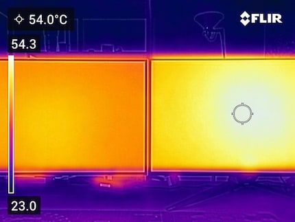 The display of the Odyssey OLED G8 (left) emits less heat than that of the PG32UCDM (right).