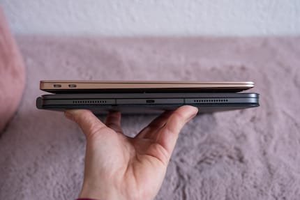 With the Magic Keyboard, the iPad is as thick as the MacBook Air M1 – and about the same weight.
