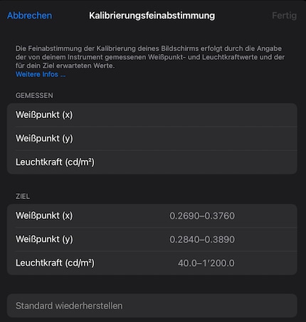 In den Einstellungen kannst du Abweichungen bei Weisspunkt und Helligkeit kompensieren. Dazu brauchst du allerdings zuerst die nötige Hard- und Software, um das Display zu vermessen.