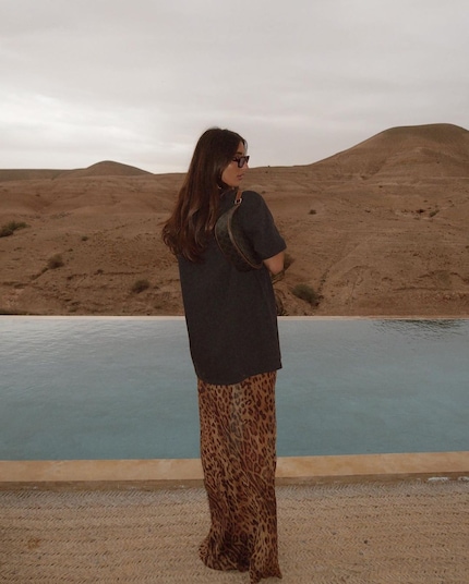 Een oversized T-shirt bedekt de belangrijkste gebieden.