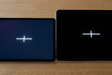 Schwarz wirkt auf meinem alten iPad Pro mit LCD-Display (links) eher dunkelblau. Highlights wie das weisse Kreuz leiden zudem an Blooming. Mit dem Mini-LED-Backlight des M2 iPad Pro wäre der Schwarzwert bereits besser. Mit dem neuen Tandem-OLED-Display verschwinden beide Probleme.