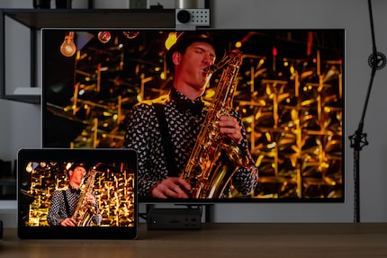 Samsungs Odyssey OLED G8 gehört zu den besten Gaming-Monitoren, die es gibt. Doch gegen das iPad Pro (links unten) sieht er alt aus. Beide Displays laufen hier auf voller HDR-Helligkeit.