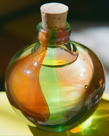 The Unicorn Multiuse Oil costs 195 US dollars. The vial with its kaleidoscopic play of colours is produced in a studio in Mexico, and just one of many manufacturers that the brand works with.
