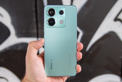 Xiaomi biedt de Redmi Note 13 Pro 5G ook aan in het zwart en in een lichtpaarse kleur.