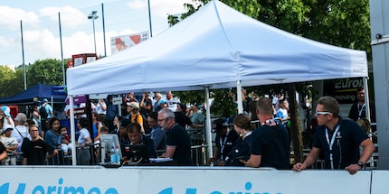 Toujours au courant de l'actualité de la course, grâce au speaker présent sur l'aire d'arrivée.