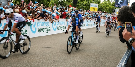 Il ne peut y en avoir qu'un. Le vainqueur de l'étape. Le reste du peloton termine au compte-gouttes, coureur par coureur.