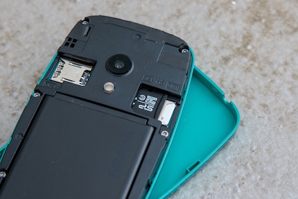 The back is removable. But there are no interchangeable cases in different colours.