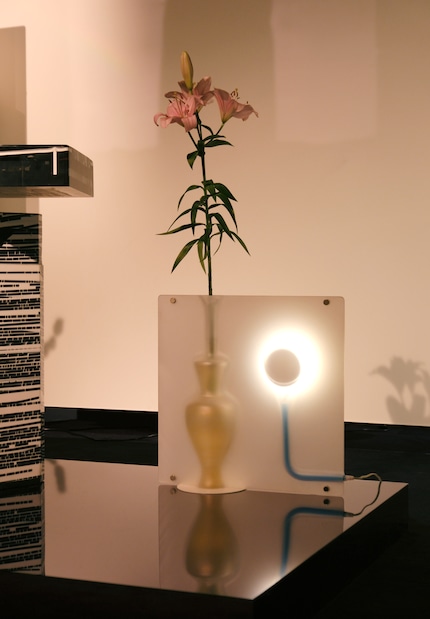 Blister LX1103, Andrea Branzi | extérieur en plastique avec clip en métal, vase intérieur en verre. 