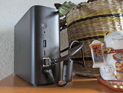 Aan/uit-knop, resetknop, USB-A, USB-C, RJ45 en stroomaansluiting