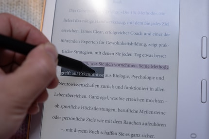 Ik markeer graag belangrijke passages in een boek. Maar ik kan dit alleen doen door de knop op de pen ingedrukt te houden. Niet de beste oplossing.
