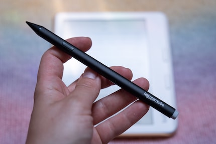 De pen is praktisch, maar zou een plekje moeten hebben op de e-reader of de hoes, zodat ik hem niet steeds misplaats.