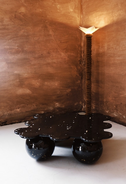 The «Biscoito» table is made of brass.
