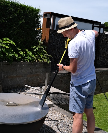 Looks like fun! Well, it is. Smooth surfaces can be cleaned thoroughly and quickly with the EcoBooster.