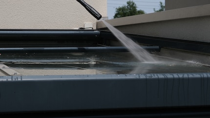 So I choose to remove the EcoBooster attachment and treat the stains with the spot jet instead.