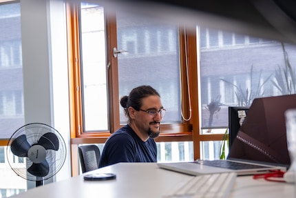 Nino Protic dans son bureau à Hambourg. La plupart du temps, il travaille de chez lui.