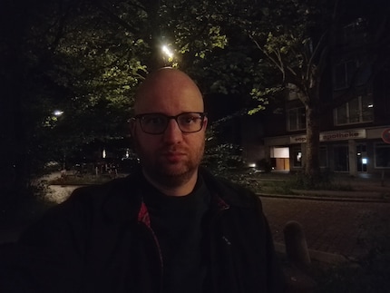 Selbst mit aktivem Nachtmodus sehen die Selfies bei Dunkelheit nicht gut aus.