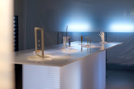 Sept urnes numériques sont disposées sur la table d'exposition.