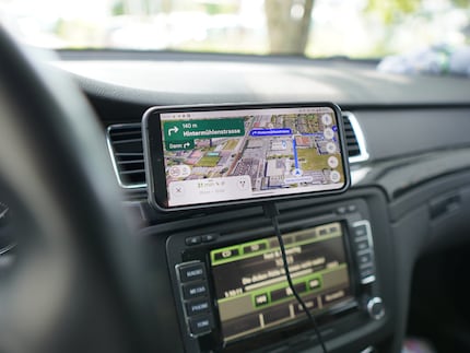 Useful: the mobile phone sticks to the dashboard magnetically, is charged immediately and can be used in portrait or landscape format.