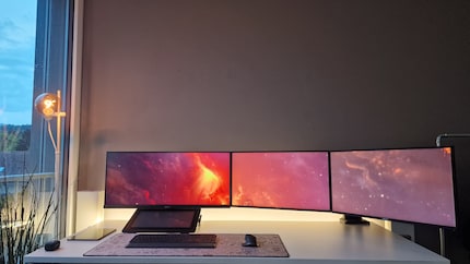 Nicholas has achieved the ultimate goal: loads of equipment, few cables. As long as you don’t look at his setup from below, that is.