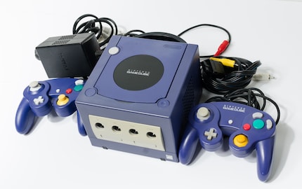 De Gamecube (21 miljoen verkochte consoles) verliest het duidelijk van de PS2 (160 miljoen) en de nieuwkomer Xbox (24 miljoen).