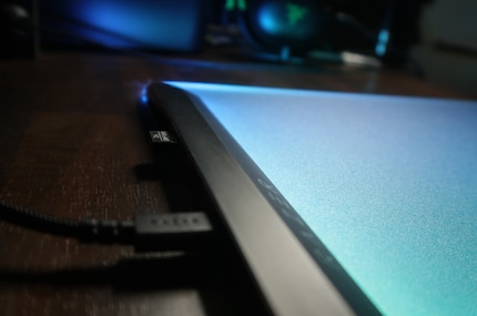 An der hinteren Leiste sitzt ein USB-A-Slot.
