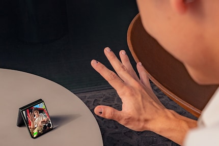 Das Scharnier bleibt in verschiedenen Positionen stehen. So lassen sich das Razr 50 Ultra und Razr 50 für Fotos oder Videos hinstellen.