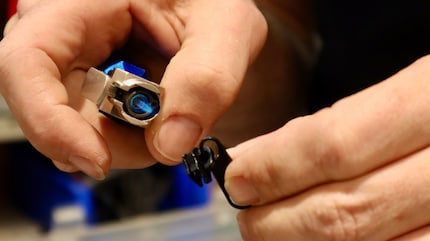 Warmtebehandeling voor de ritssluiting - zo wordt hij op maat gemaakt.