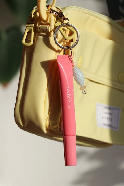 With a snap hook, the gloss can be easily attached to a bag, key ring etc.