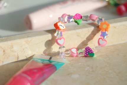 I embellished the Essence gloss with a pearl-laden elastic band. This way, it can also be worn on the wrist.