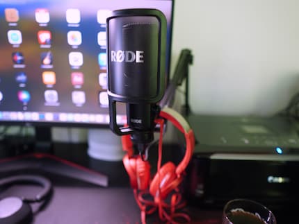 Le vieux casque rouge de Sony est toujours accroché au bras du micro, à portée de main.