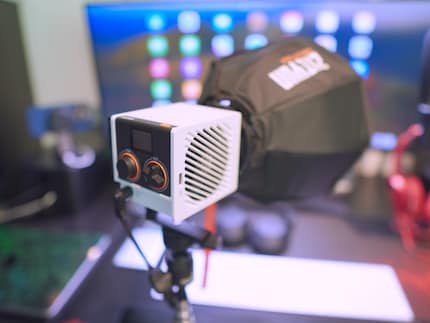 Une petite boîte pour un grand effet : la lampe vidéo inonde une pièce entière de lumière.