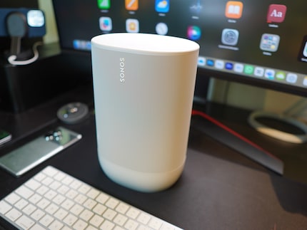 Le Move de Sonos trône habituellement derrière l’écran.