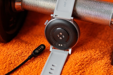 Les contacts du chargeur sont situés à l'arrière de la Watch Pro 2.