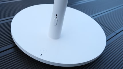 The LED bar in the stand serves as charging status information. The connection for the USB-C cable for charging is also hidden here.