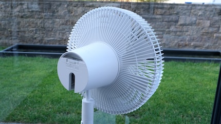 The remote control is neatly organised in a small compartment in the head of the fan. And don't worry, a magnet ensures that it stays there even when the head is tilted.
