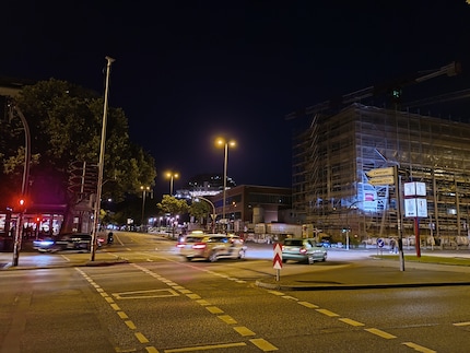 The CMF Phone 1 captures the night’s atmosphere well.