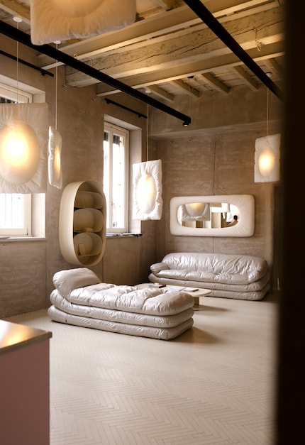 Das Sofa «Solar» von Faye Toogood für Tacchini, Holzrahmen mit Polyurethanschaum unterschiedlicher Dichte überzogen, Polsterung aus recycelter PET-Faser, 2024.