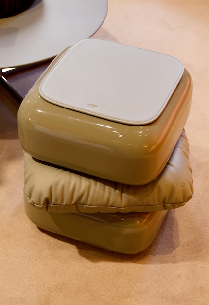 Die Kollektion «Squash» von Faye Toogood für Poltrona Frau, aus Leder und lackiertem Holz.